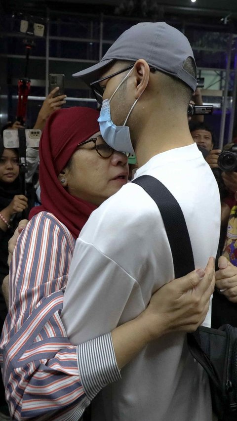 Dari foto-foto ini Karen Agustiawan tampak menghampiri keluarganya ketika sidang vonis tersebut selesai. Foto: Liputan6.com / Herman Zakharia