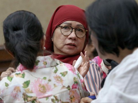FOTO: Peluk Anak-Anak, Tangis Eks Dirut Pertamina Karen Agustiawan Pecah Usai Divonis 9 Tahun Penjara