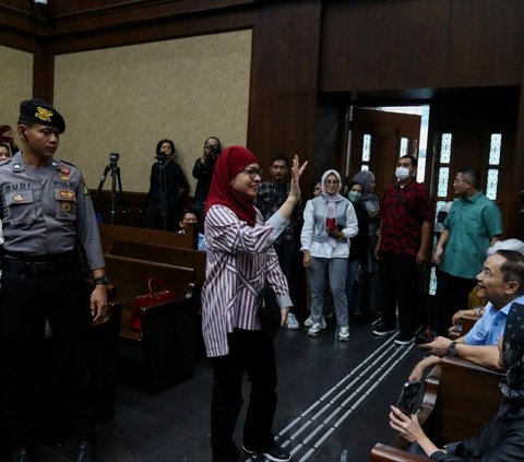 FOTO: Peluk Anak-Anak, Tangis Eks Dirut Pertamina Karen Agustiawan Pecah Usai Divonis 9 Tahun Penjara