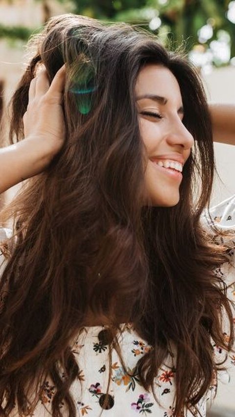 Dengan mengikuti tips-tips di atas, kamu bisa menjaga rambut tetap cetar dan bebas lepek selama musim panas. Selamat mencoba!