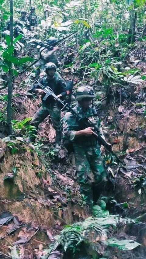 Pasukan TNI Serbu Markas OPM Baku Tembak Sengit Terjadi, saat Digerebek Ditemukan Jimat