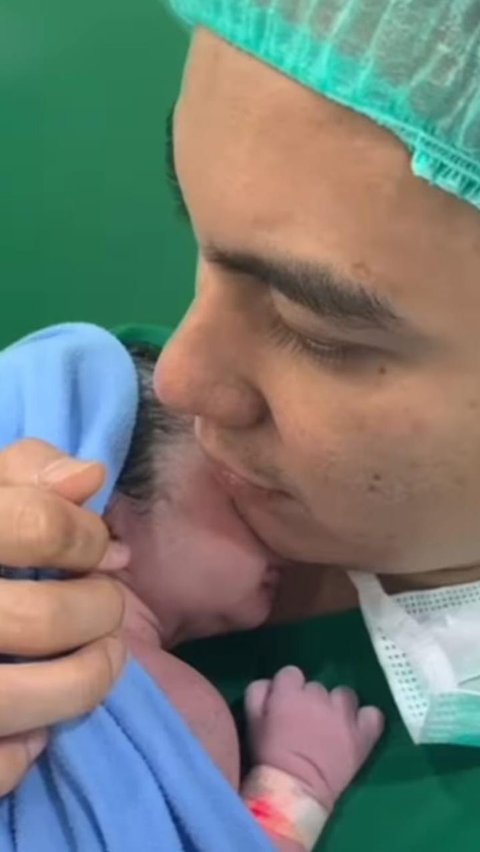 Unggah Video Adzankan Bayi Baru Lahir, Caption Baim Wong Penuh Teka Teki