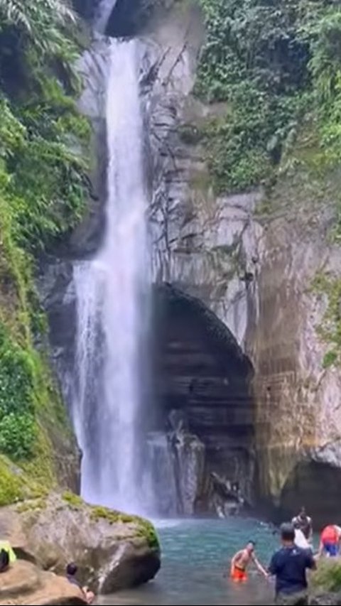 Misteri Curug Bubut Cianjur, Ada “Candi” di Balik Air Terjun Indah