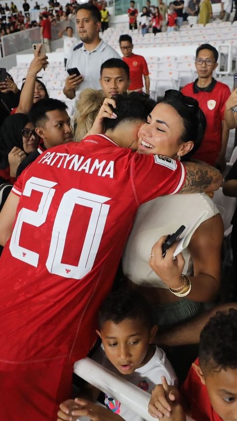 Mina often accompanies Shayne when defending the Indonesian national team.