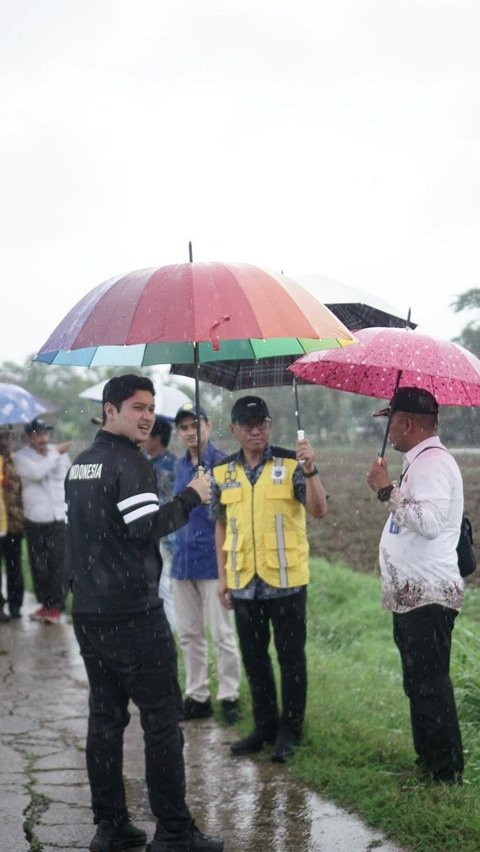 It is not uncommon for Rizki Natakusumah to go directly to the field to meet the community.