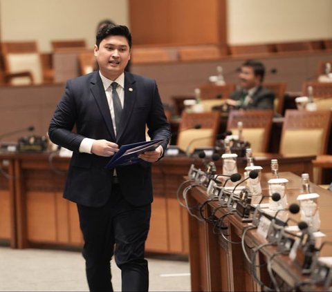 Portrait of Beby Tsabina's Husband, Rizki Natakusumah, While Working at the DPR