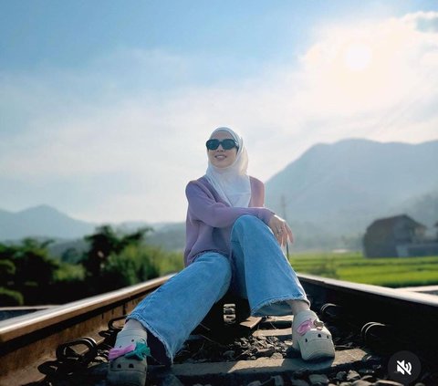 Potret Shanty Istri Denny Cagur Bak Anak Gadis Pose di Tengah Rel Kereta, Singgung Soal Istri Muda