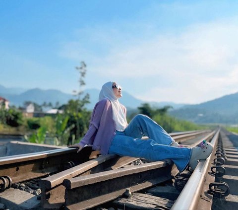 Potret Shanty Istri Denny Cagur Bak Anak Gadis Pose di Tengah Rel Kereta, Singgung Soal Istri Muda