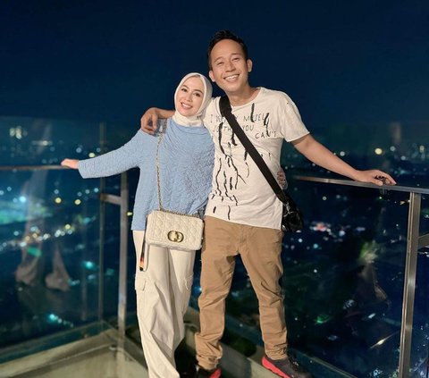 Potret Shanty Istri Denny Cagur Bak Anak Gadis Pose di Tengah Rel Kereta, Singgung Soal Istri Muda