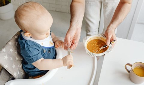 Kapan Bayi Harus Mulai Mengonsumsi Makanan Padat?