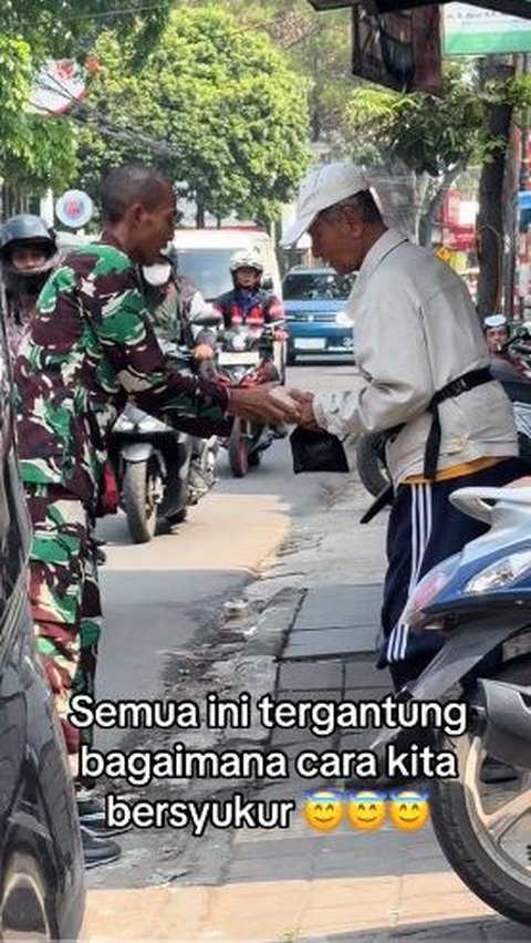 Selalu Bersyukur, Perwira TNI AD Berbagi Nasi Bungkus di Jalanan Untuk Para Pemulung Dibanjiri Pujian