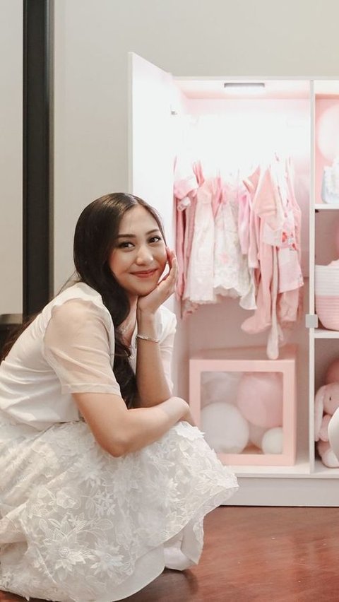 Potret Unik Gender Reveal Nona Adik Nikita Willy, Siapkan Lemari Berisi Semua Kebutuhan Bayi Berwarna Pink<br>