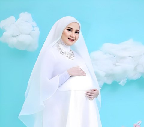 Women Take Pregnancy Photos Even Though They Are Not Pregnant After 8 Years of Marriage, Flooded with Prayers