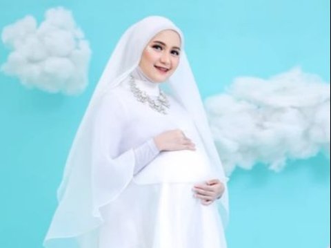 Women Take Pregnancy Photos Even Though They Are Not Pregnant After 8 Years of Marriage, Flooded with Prayers