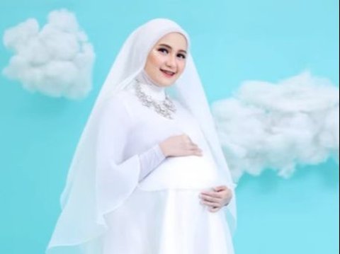 Women Take Pregnancy Photos Even Though They Are Not Pregnant After 8 Years of Marriage, Flooded with Prayers