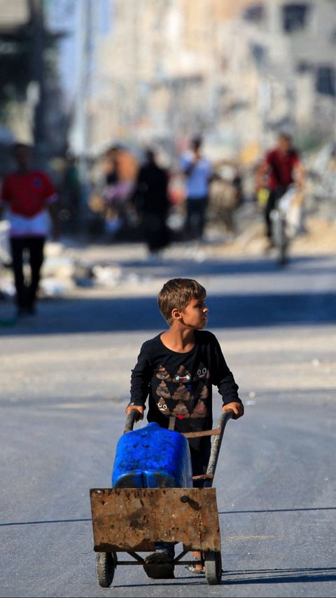 FOTO: Potret Sibuknya Anak-Anak Palestina Kumpulkan Air Bersih untuk Keluarga