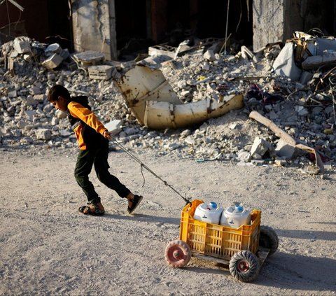 FOTO: Potret Sibuknya Anak-Anak Palestina Kumpulkan Air Bersih untuk Keluarga