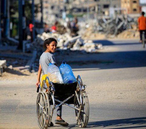 FOTO: Potret Sibuknya Anak-Anak Palestina Kumpulkan Air Bersih untuk Keluarga