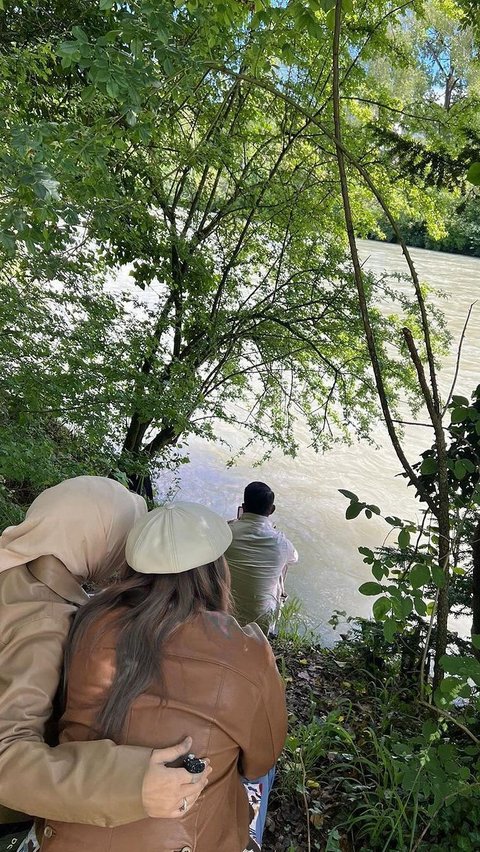 Ridwan Kamil dan Istri Rayakan Ultah Eril, Bersimpuh Kirim Doa di Tepi Sungai Aare