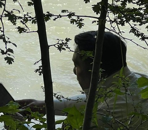 Ridwan Kamil and Wife Celebrate Eril's Birthday, Kneeling and Sending Prayers on the Banks of the Aare River