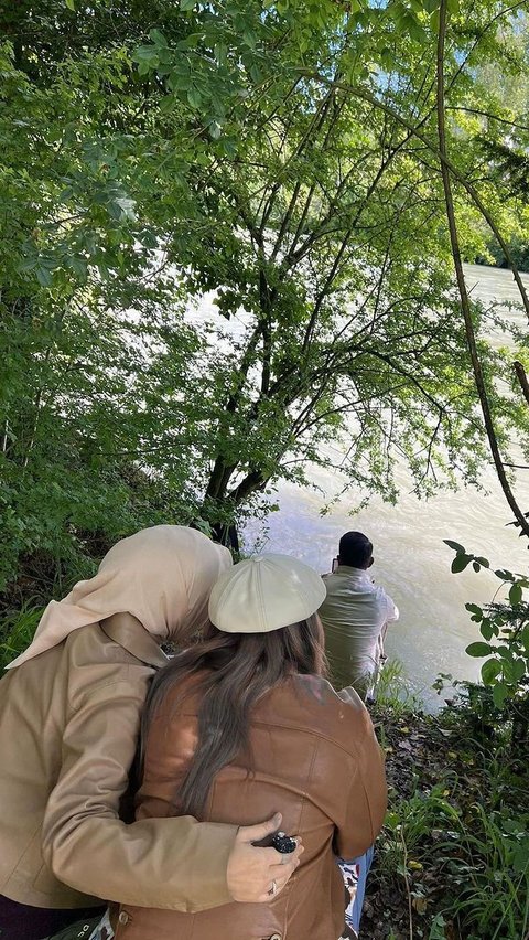 Ridwan Kamil and Wife Celebrate Eril's Birthday, Kneeling and Sending Prayers on the Banks of the Aare River