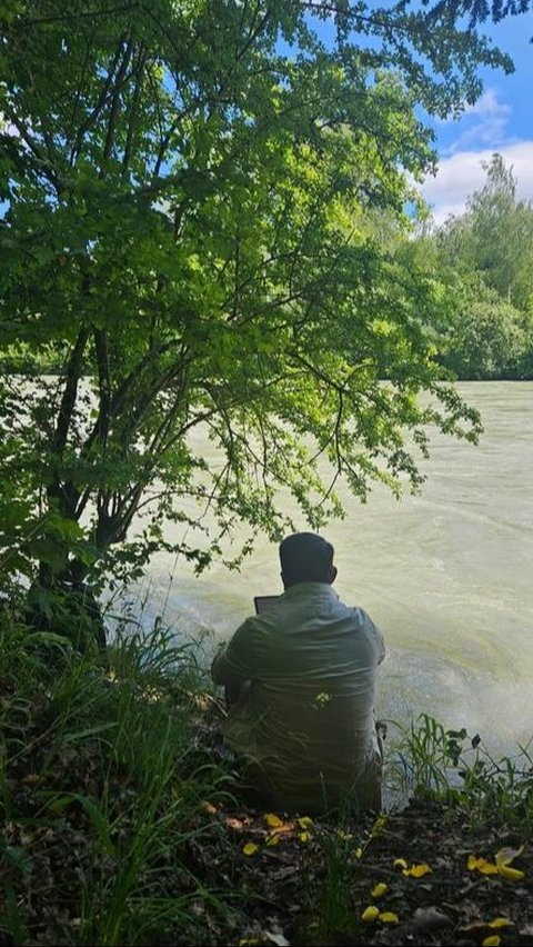 Potret Ridwan Kamil Datang ke Swiss di Momen Ultah Eril, Sampaikan Doa untuk Mendiang Sang Anak di Tepi Sungai Aare