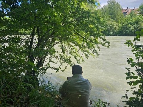 Potret Ridwan Kamil Datang ke Swiss di Momen Ultah Eril, Sampaikan Doa untuk Mendiang Sang Anak di Tepi Sungai Aare