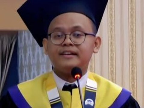 Emotional Speech of a Fried Rice Seller's Child at Graduation, Becoming the First Bachelor in the Family