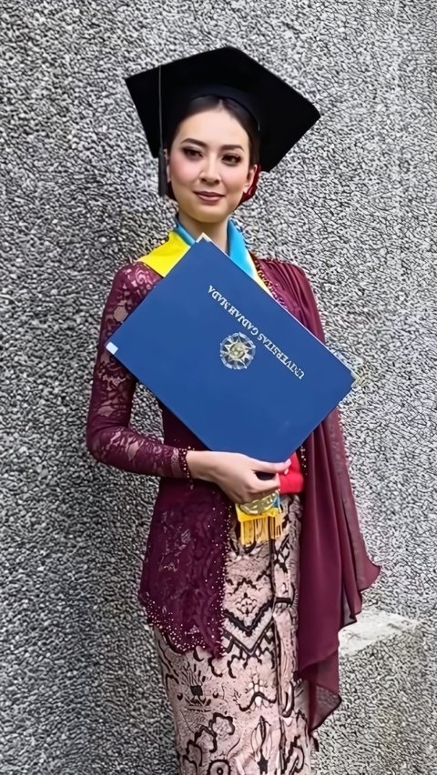 Viral! Beautiful Girl Graduates with Cumlaude Predicate from UGM Chooses to Work as a Cleaner Cleaning Toilets for 11 Hours