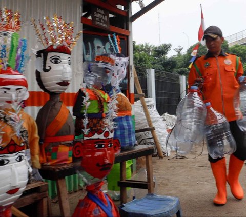 FOTO: Kreasi Ondel-Ondel Mini Galon Bekas Karya Petugas UPS Lingkungan Hidup DKI Jakarta yang Bernilai Tinggi