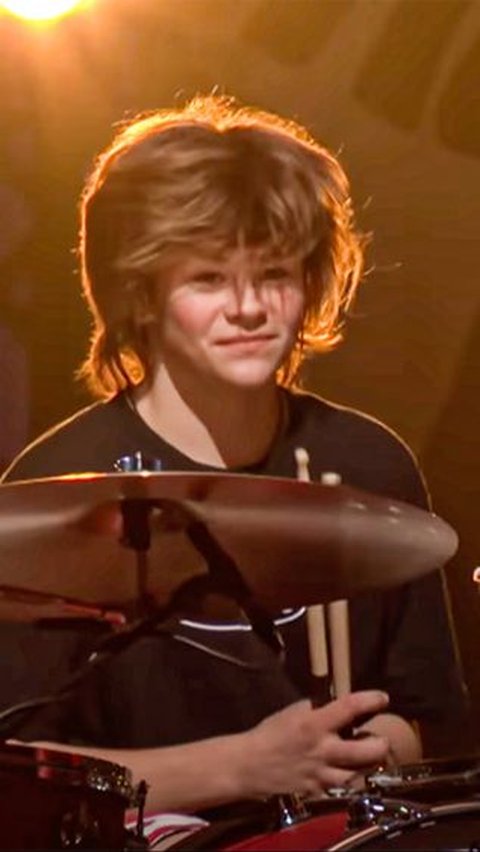 Dave Grohl Welcomes Taylor Hawkins' Son to Play Drums Live with Foo ...