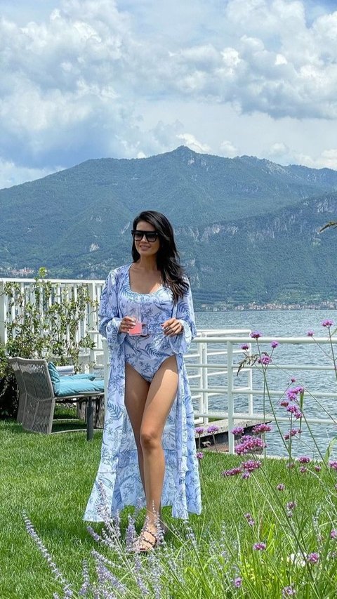 8 Foto Farah Quinn Pancarkan Pesona Hot Mama Saat Liburan ke Danau Como Italia