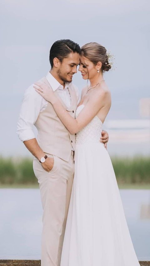 Randy Pangalila and Chelsey Frank got married in 2019. Their wedding was held romantically in the Island of Gods, Bali.
