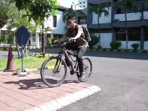 Dilarang Pakai Motor, Intip Momen Seru Para Pegawai PT KAI Surabaya Berangkat Kerja Naik Sepeda