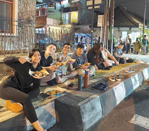 Sarwendah Vacation in South Korea, Ruben Onsu Chooses to Eat on the Sidewalk