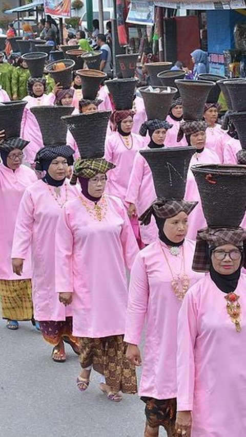 Uniknya Tradisi Arak Bako, Prosesi Perkawinan Adat Minangkabau yang Libatkan Ratusan Orang<br>