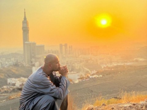 Portrait of Celebrities Enjoying the Sunset in Mecca during Hajj, Photo Snapshots of Citra Kirana Give Chills to the Heart