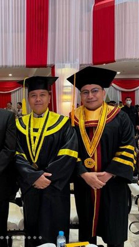 Hery tidak sendirian, Ia diwisuda bersama dengan anak eks Kapolri Iptu Danny T. Arief Sutarman.  <br>