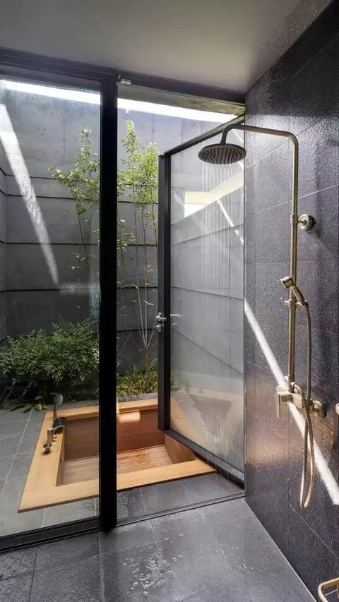 8 Ide Desain Interior Kamar Mandi dengan Shower yang Bikin Betah Berlama-Lama