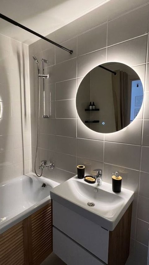 Kamar Mandi dengan Shower dan Bathtub
