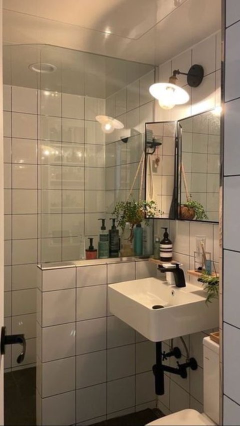 Kamar Mandi dengan Shower Sempit