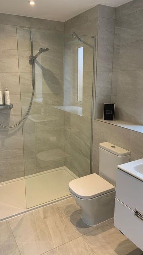 Kamar Mandi dengan Shower Minimalis Modern