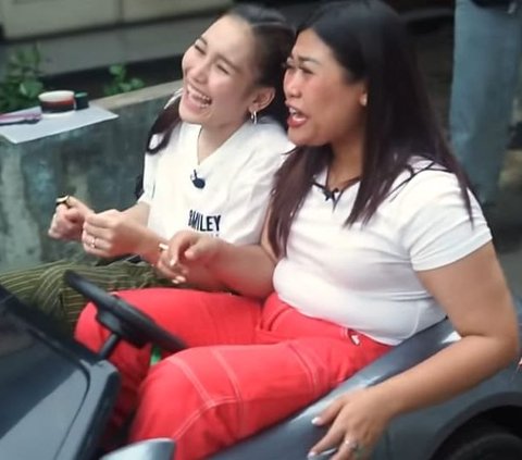 Bikin Ngakak, Ayu Ting Ting dan Boyen Keliling Naik Mobil 'Mini' di Gang Rumah
