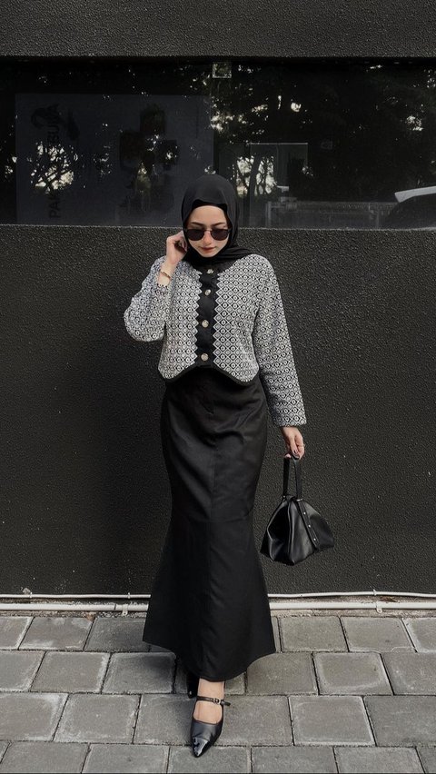 Cardigan dan Long Skirt Hitam<br>