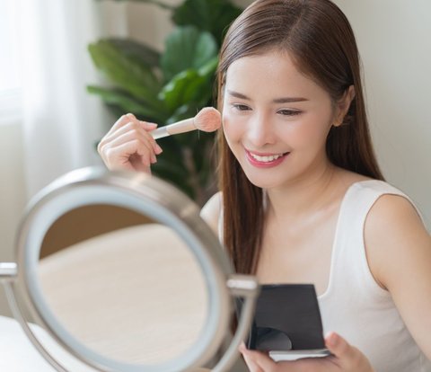 Use a Brush, Key to Applying Loose Powder Under the Eyes Without Cracking