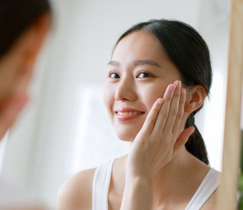 Use a Brush, Key to Applying Loose Powder Under the Eyes Without Cracking