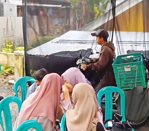 Viral Unique Wedding Reception Venue, Vehicles Can Freely Pass Under the Wedding Stage