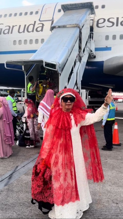 Shine of Makassar Pilgrims, Returning from Hajj Wrapped in Stylish Outfit and Gold Jewelry Like a Fashion Show.