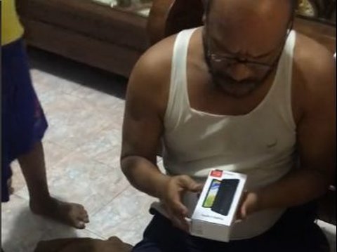 Child Gives Surprise Phone Gift to Father, Unaware it Becomes a Happy Moment Before Passing Away
