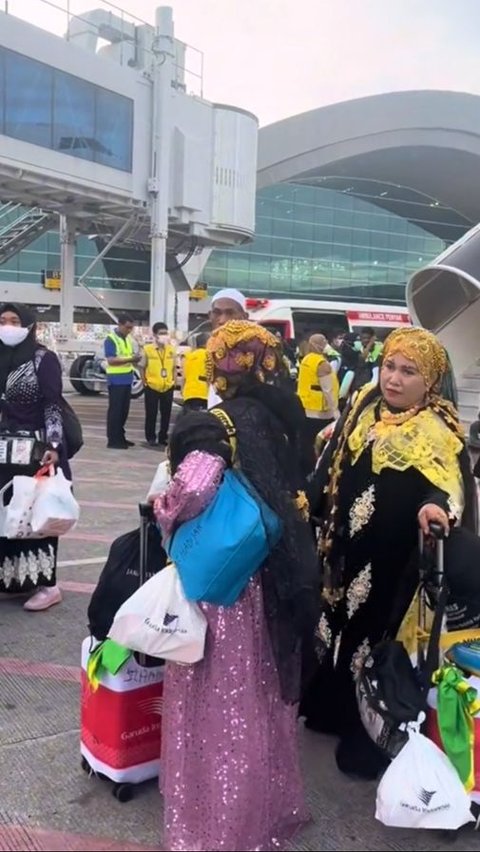 Sparkle of Makassar Pilgrims, Returning from Hajj with Stylish Outfits and Gold Jewelry Like a Fashion Show